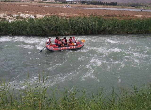 Navegando con una balsa de rafting